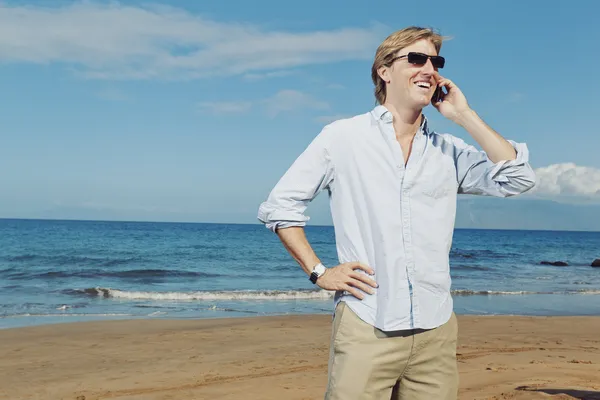 Uomo d'affari che chiama dal cellulare sulla spiaggia — Foto Stock