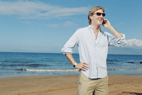 Geschäftsmann telefoniert mit dem Handy am Strand — Stockfoto