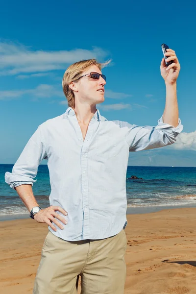 Człowiek biznesu, rozmowa przez telefon komórkowy na plaży — Zdjęcie stockowe