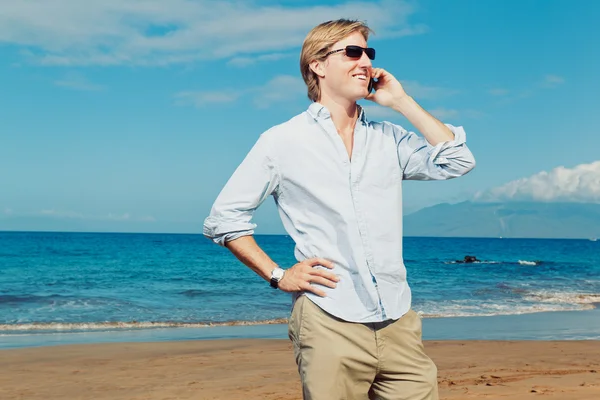Uomo d'affari che chiama dal cellulare sulla spiaggia — Foto Stock