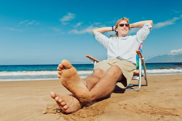 Junger attraktiver Mann entspannt am Strand — Stockfoto