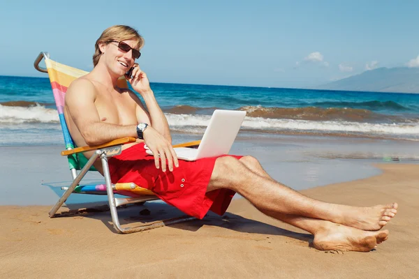 Uomo d'affari sulla spiaggia alle Hawaii — Foto Stock