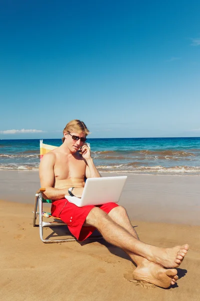 Hombre de negocios en la playa en Hawaii — Foto de Stock