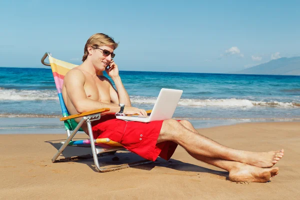 ハワイのビーチでのビジネスの男性 — ストック写真