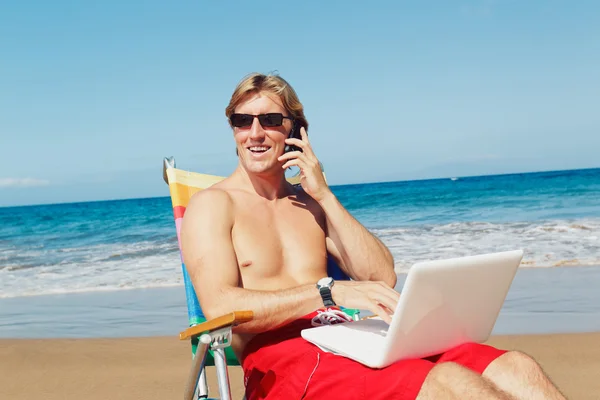 Uomo d'affari sulla spiaggia alle Hawaii — Foto Stock