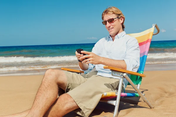 Obchodní muž volání mobilním telefonem na pláži na Havaji — Stock fotografie