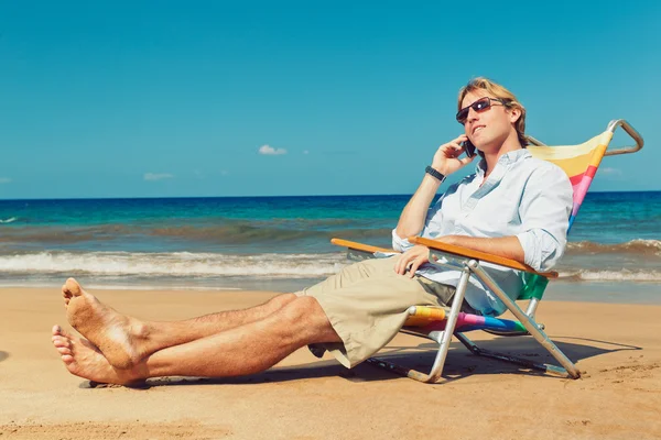 Hombre de negocios en la playa en Hawaii — Foto de Stock