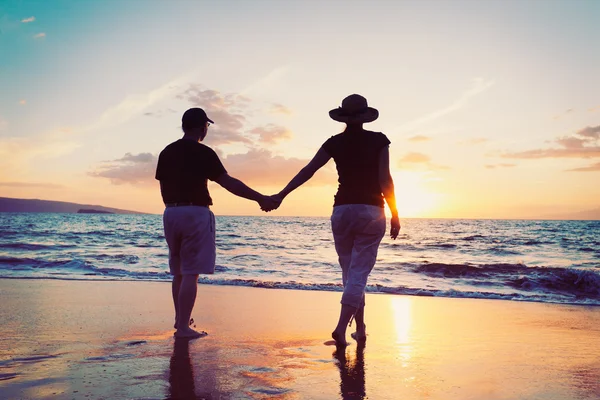 高级情侣在海滩上享受日落 — 图库照片