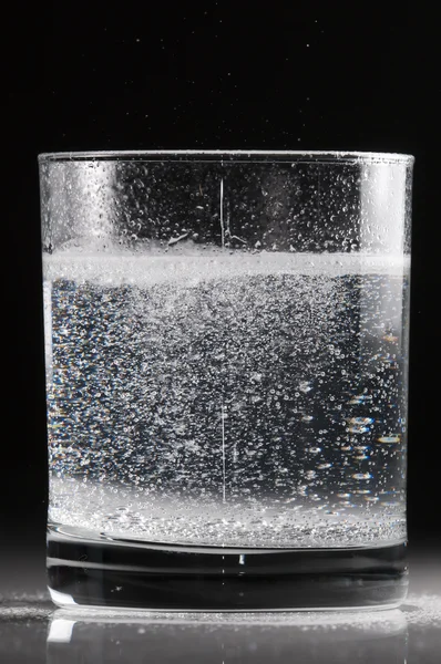 Pilule effervescente dans un verre d'eau — Photo