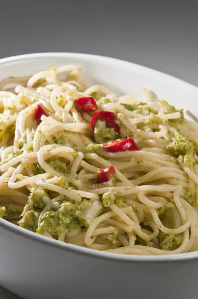 Italské jídlo špagety s brokolicí a feferonkou — Stock fotografie