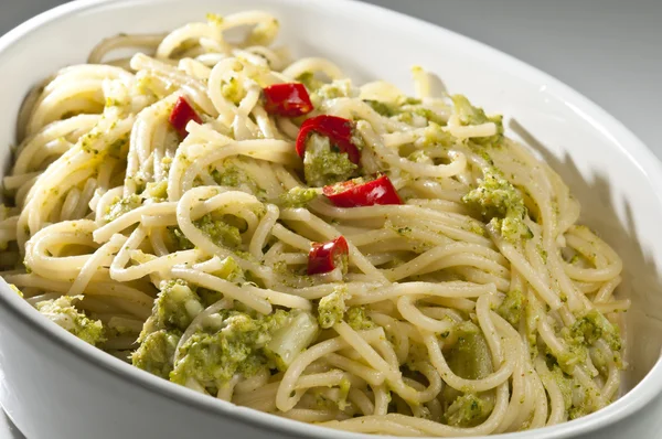 Prato italiano de espaguete com brócolis e pimenta — Fotografia de Stock