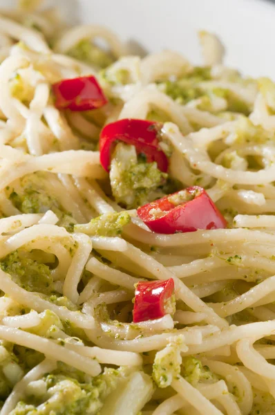 Plat italien de spaghettis au brocoli et au piment — Photo