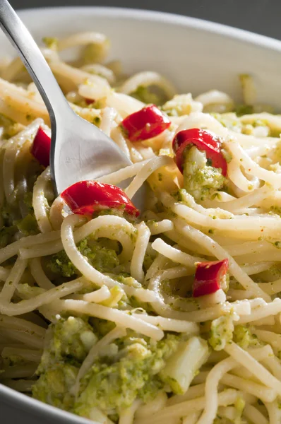 Piatto italiano di spaghetti con broccoli e peperoncino — Foto Stock