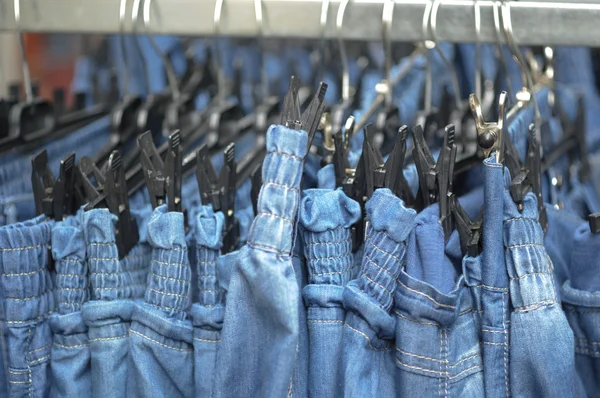Rangée de pantalons jeans en vente — Photo