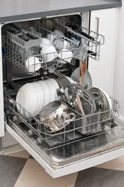 Lave vaisselle avec vaisselle sale et ustensiles de cuisine — Photo