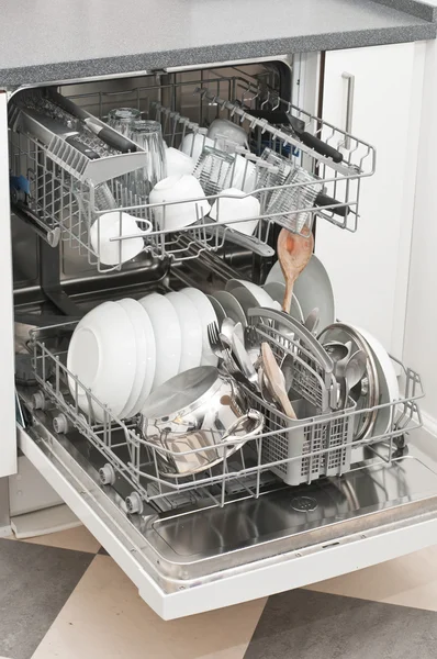 Пральна машина з чистим і блискучим посудом і посудом — стокове фото