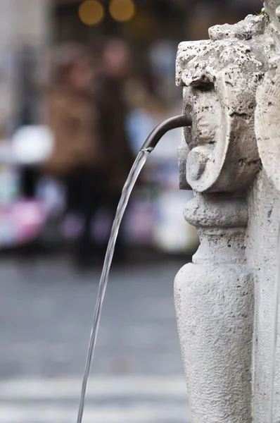Een fontein van gratis drinkbaar water in rome — Stockfoto