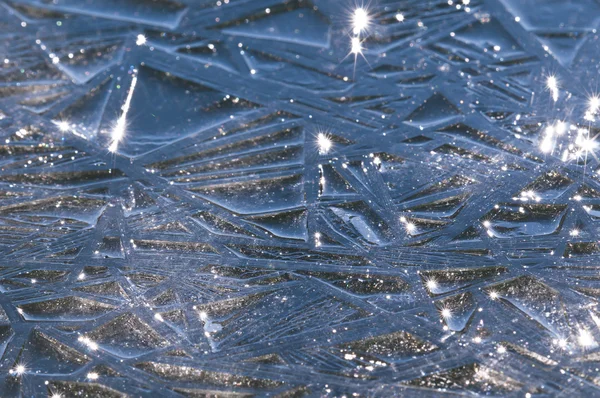 Formações de gelo em uma superfície de lagoa no inverno — Fotografia de Stock
