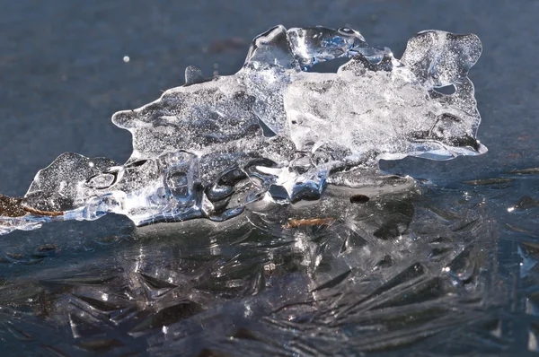Formações de gelo em uma superfície de lagoa no inverno — Fotografia de Stock
