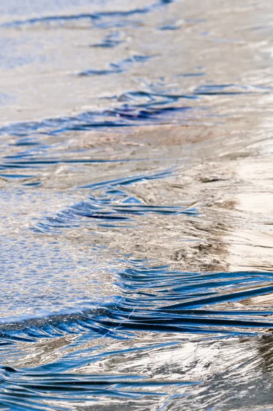 Las formaciones de hielo en la superficie del estanque en invierno —  Fotos de Stock