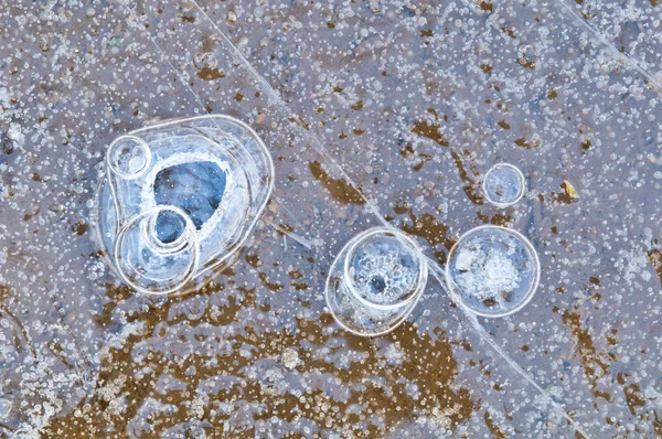 Bolhas de ar capturadas em água congelada — Fotografia de Stock