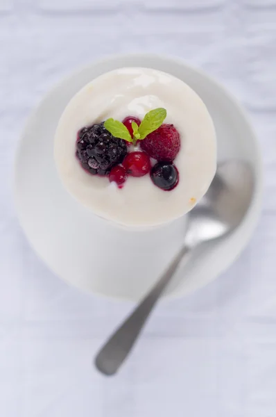 Gelas Yoghurt dengan Buah berry — Stok Foto