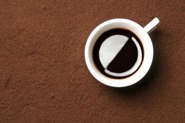 Espresso kahve fincan çekilmiş çekirdekleri bir yatakta