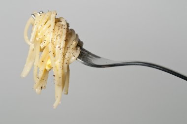 karabiber ile spagetti carbonara çatal