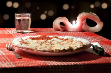 romantik bir pizzacı bir tabloda margherita pizza