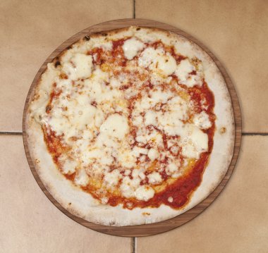 Margherita pizza ahşap plaka üzerinde