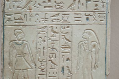 egiptian hiyeroglif ve insan figürleri taşa kazınmış