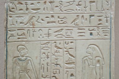 egiptian hiyeroglif ve insan figürleri taşa kazınmış