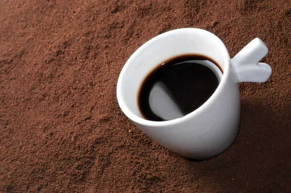 지상 콩의 침대에 스 프레소 커피 컵 — 스톡 사진