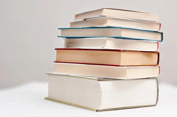 Ein Stapel Bücher unterschiedlicher Größe — Stockfoto