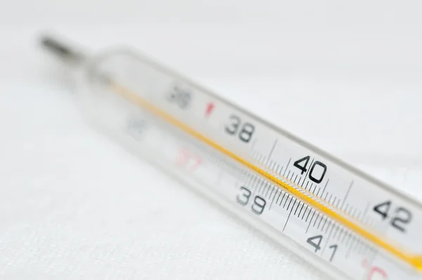 Pendekatan termometer yang menunjukkan demam tinggi — Stok Foto