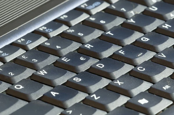 Fecho de um teclado cinza de um computador — Fotografia de Stock