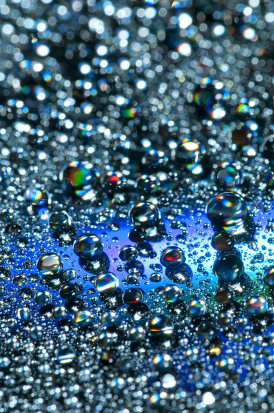 Gotas de agua en la superficie reflectante colorido — Foto de Stock