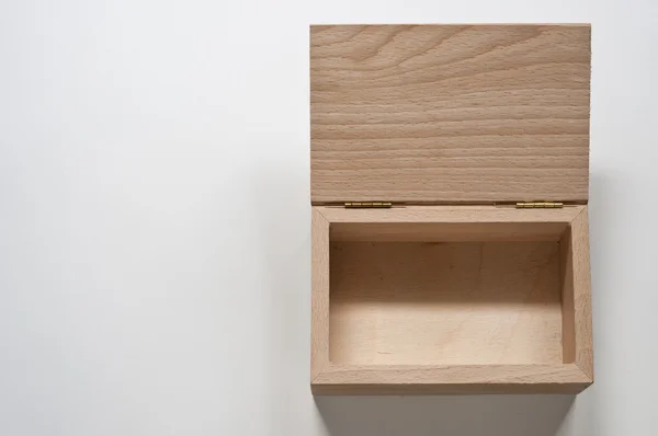 Uma caixa de madeira aberta vazia no fundo branco — Fotografia de Stock