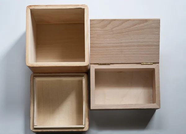 Duas caixas de madeira abertas vazias no fundo branco — Fotografia de Stock