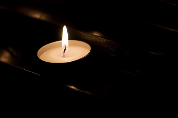 Na białym tle poświęconą świecę w miejsce kultu — Zdjęcie stockowe