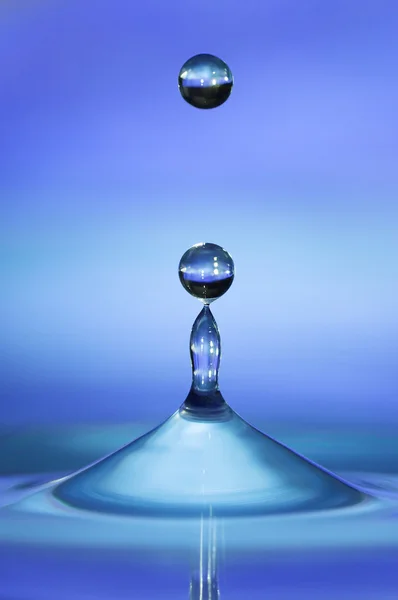 Bouncing drops of water on water surface — Stock Photo, Image