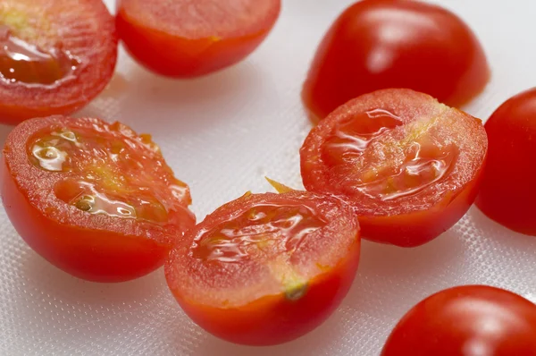 Tomat Red Cherry Italia dipotong dua — Stok Foto