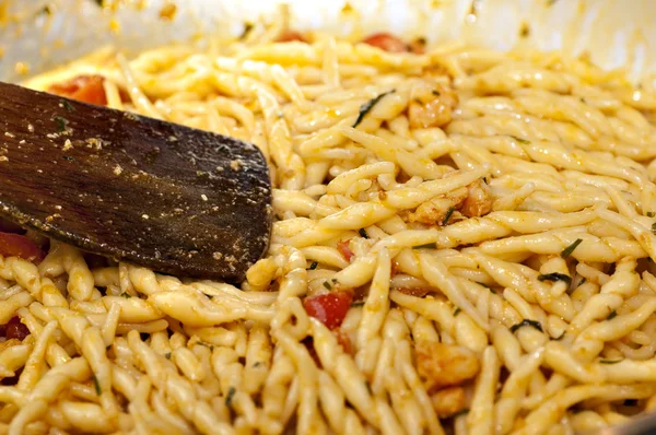 Приготовление первого блюда из макарон и овощей — стоковое фото