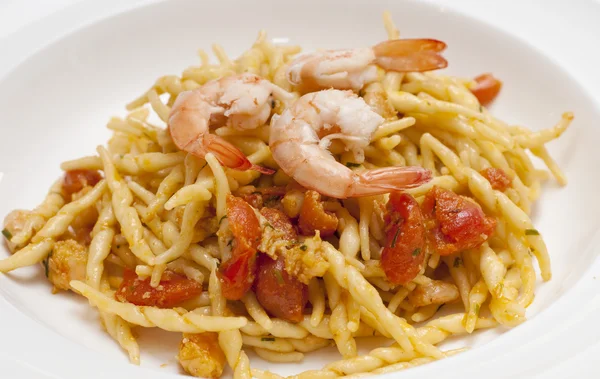 Plato de pasta con salsa de camarones de tomate — Foto de Stock