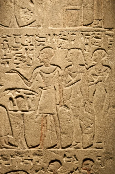 Hieróglifos egípcios e figuras humanas gravadas em pedra — Fotografia de Stock