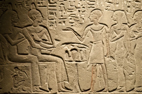 Geroglifici egizi e figure umane incise sulla pietra — Foto Stock