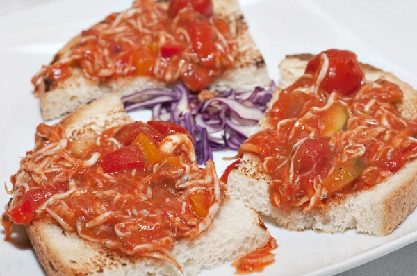 Pane tostato con pesce ghiaccio e salsa di pomodoro — Foto Stock