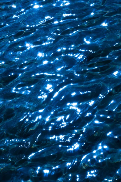 Reflexão solar na superfície da água e no fundo — Fotografia de Stock