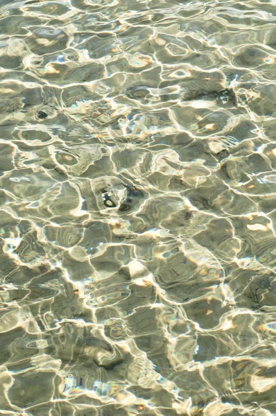Reflexão solar na superfície da água e no fundo — Fotografia de Stock
