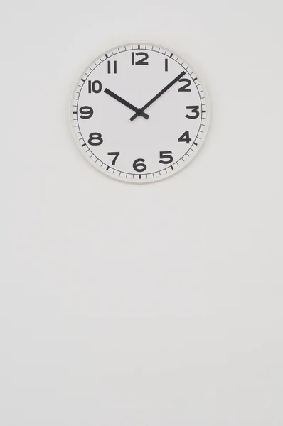 Белые часы с черными руками показывают восемь минут десятого. — стоковое фото